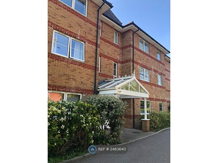 2 Bedroom Flat To Rent In Park Court, Poole, BH14