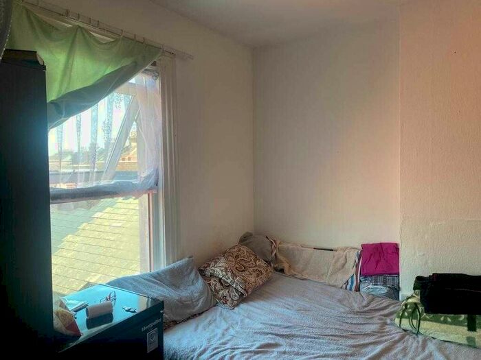 Studio To Rent In Mitcham Road, London, SW17