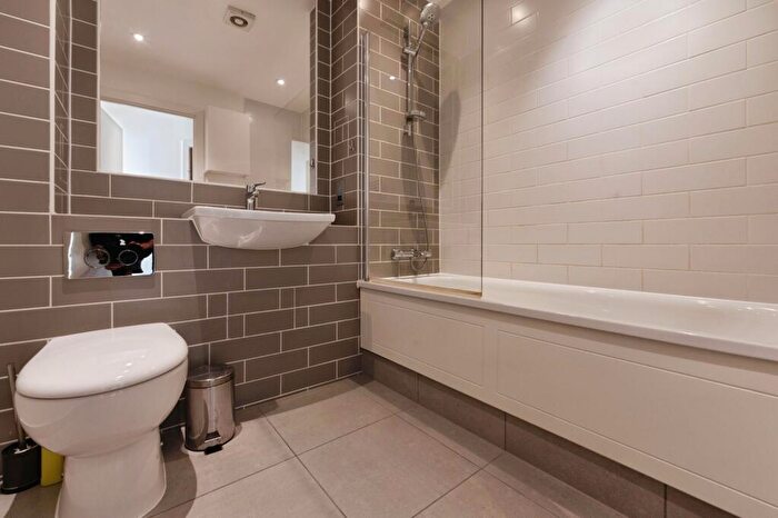 2 Bedroom Flat For Sale In Carnarvon Road, Southend-on-Sea, Essex, SS2