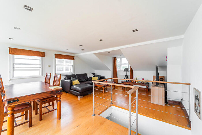 2 Bedroom Apartment For Sale In Upper Street, Islington, London, N1