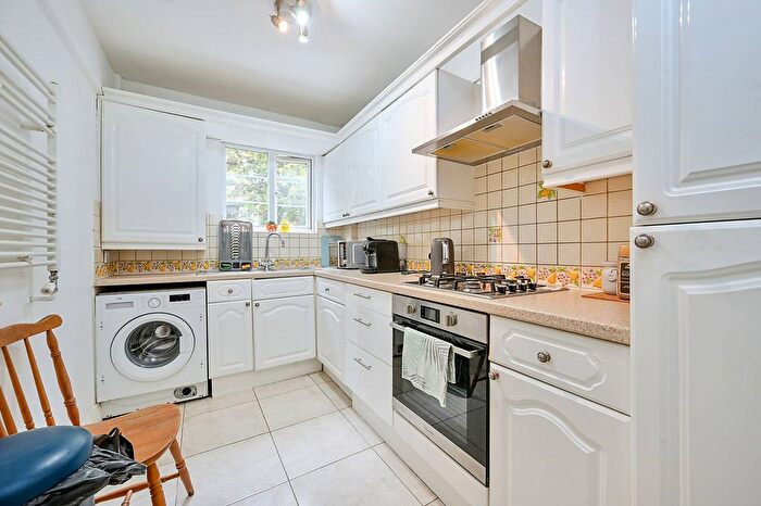 2 Bedroom Maisonette To Rent In Uxbridge Road, Ealing, London, W5