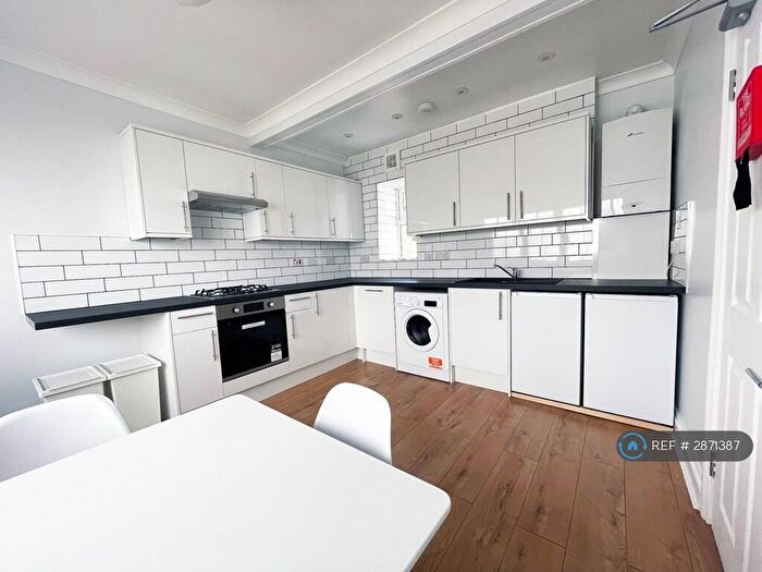 3 Bedroom Flat To Rent In Camden Mews, London, NW1