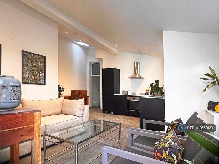 2 Bedroom Flat To Rent In St Davids Hill, Exeter, EX4