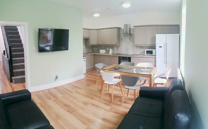 6 Bedroom Semi-Detached House To Rent In Amherst Road, Fallowfield, M14