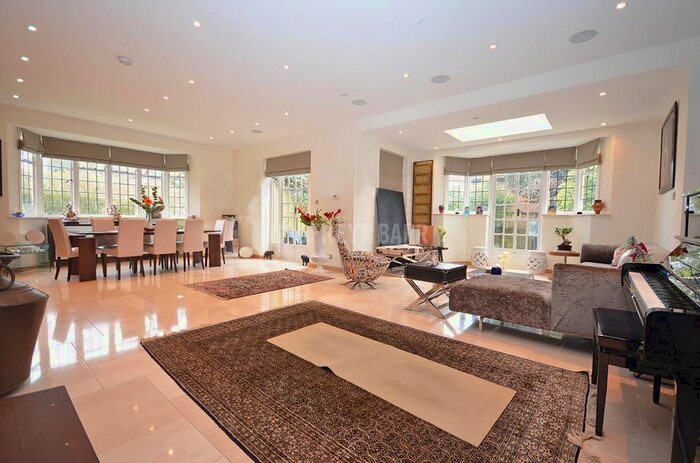 6 Bedroom Detached House To Rent In Holne Chase, London N2