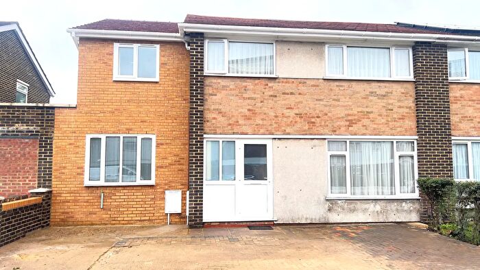 1 Bedroom Flat To Rent In Charnwood Close, New Malden, KT3