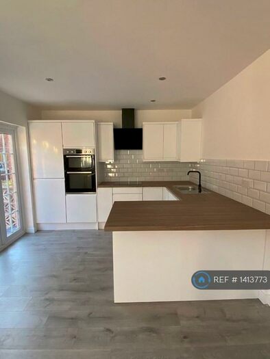 4 Bedroom Semi-Detached House To Rent In Birley Spa Lane, Sheffield, S12