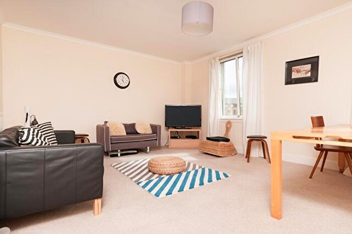 3 Bedroom Flat To Rent In L – East Fountainbridge, Edinburgh, EH3