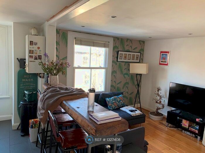 2 Bedroom Flat To Rent In Top Floor, London, SW9