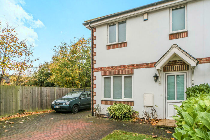 3 Bedroom End Of Terrace House To Rent In Sailcloth Close, RG1