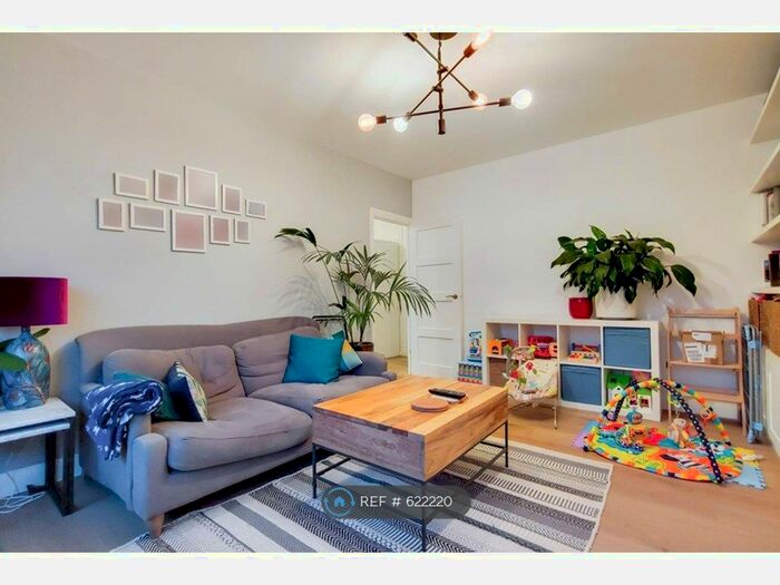 2 Bedroom Flat To Rent In Manfred Court, London, SW15