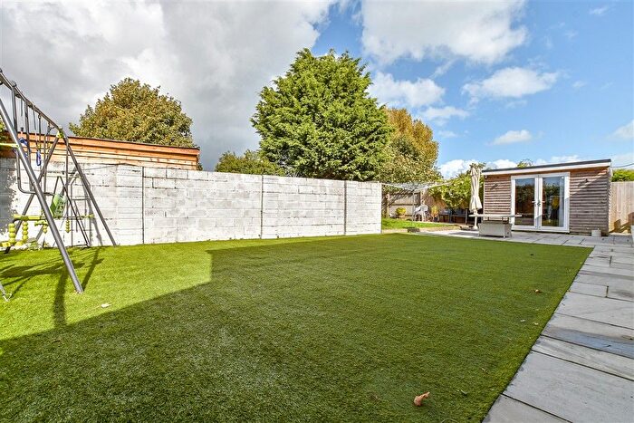 5 Bedroom Chalet For Sale In Victoria Road, Littlestone, Kent, TN28