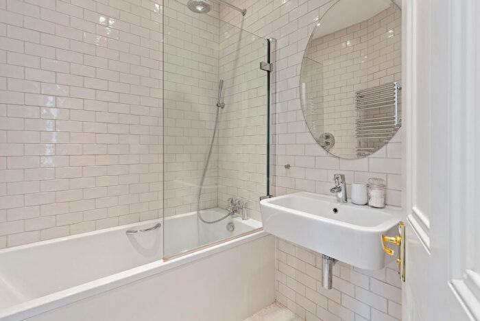 2 Bedroom Apartment To Rent In Gayville Road, London, SW11