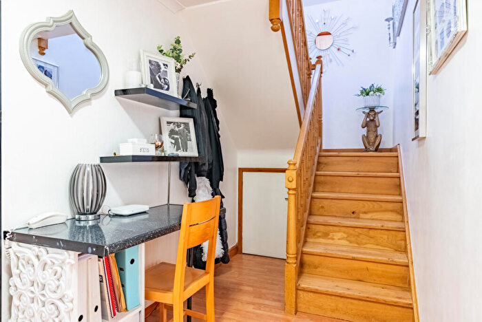 3 Bedroom Detached House For Sale In Park Street Lane, Park Street, St. Albans, Hertfordshire, AL2