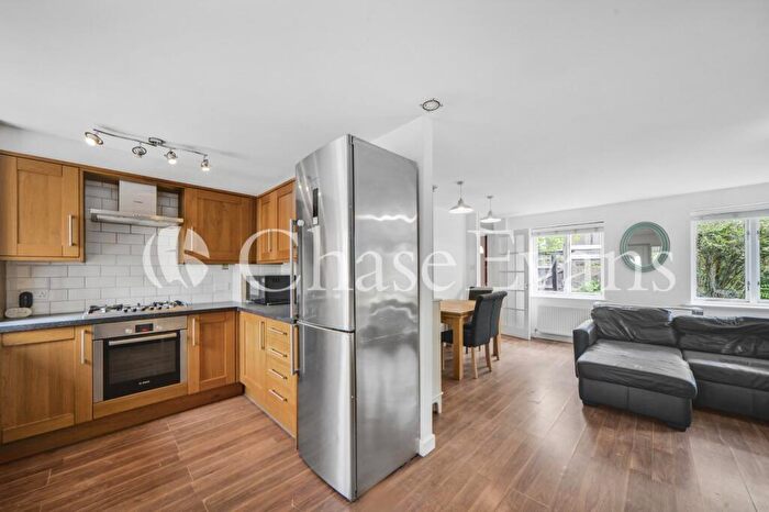 2 Bedroom Property To Rent In Francis Close, Isle Of Dogs, London, E14