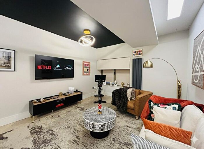 1 Bedroom Flat To Rent In Arka House, High Road, Whetstone, Barnet, London, N20