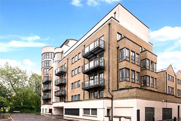 2 Bedroom Apartment For Sale In Queens Court, E14