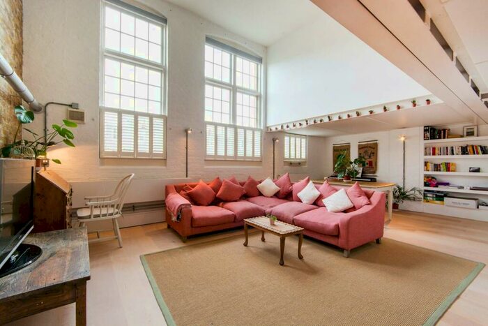 2 Bedroom Flat To Rent In Battersea Park Road, Battersea, London, SW11