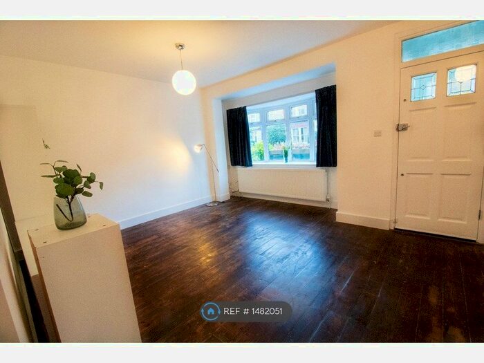 3 Bedroom Semi-Detached House To Rent In Melrose Avenue, London, N22