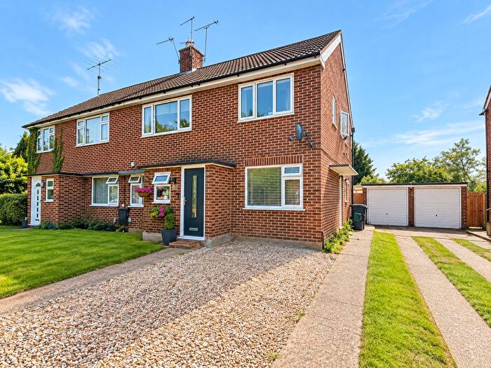 2 Bedroom Maisonette For Sale In Meadow Close, London Colney, AL2