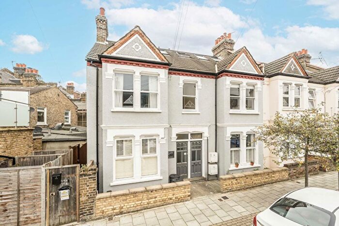 3 Bedroom Flat To Rent In Delia Street, London, SW18