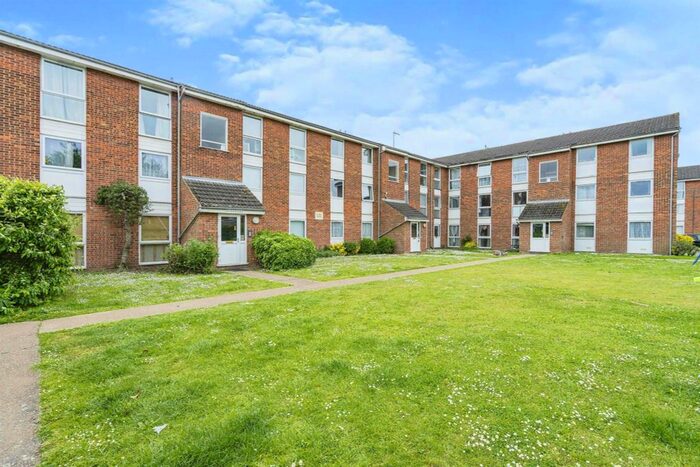 2 Bedroom Flat To Rent In Clyfton Close, Broxbourne, EN10