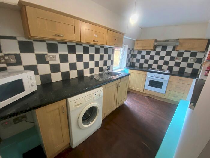 3 Bedroom Flat To Rent In Woodsley Road, Hyde Park, Leeds, LS3