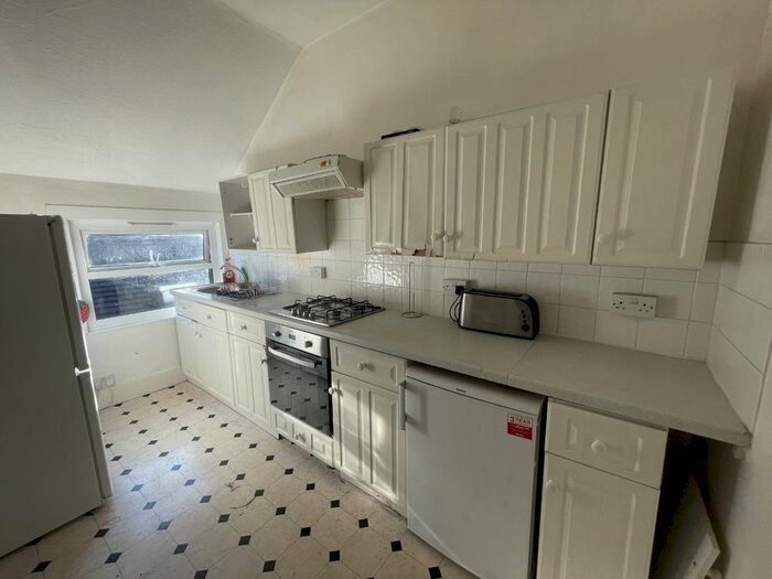 3 Bedroom Flat To Rent In Richmond Road, Kingston Upon Thames KT2