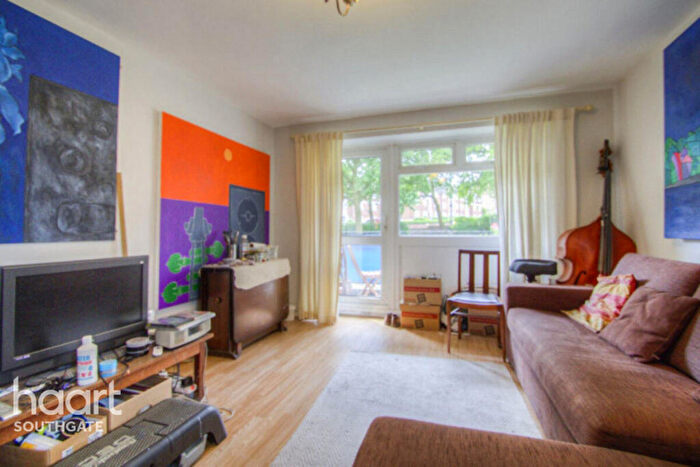 2 Bedroom Apartment For Sale In Waterfall Road, London, N11