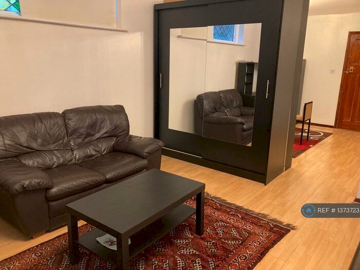 Studio To Rent In Hendon Way, London, NW2