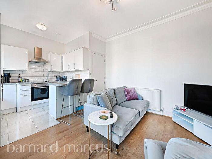 3 Bedroom Flat To Rent In Weir Road, London, SW12