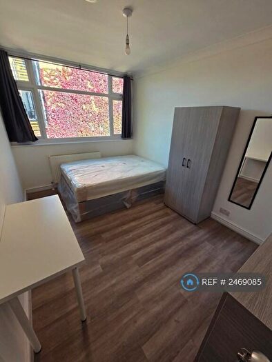 6 Bedroom Semi-Detached House To Rent In Spring Walk, London, E1