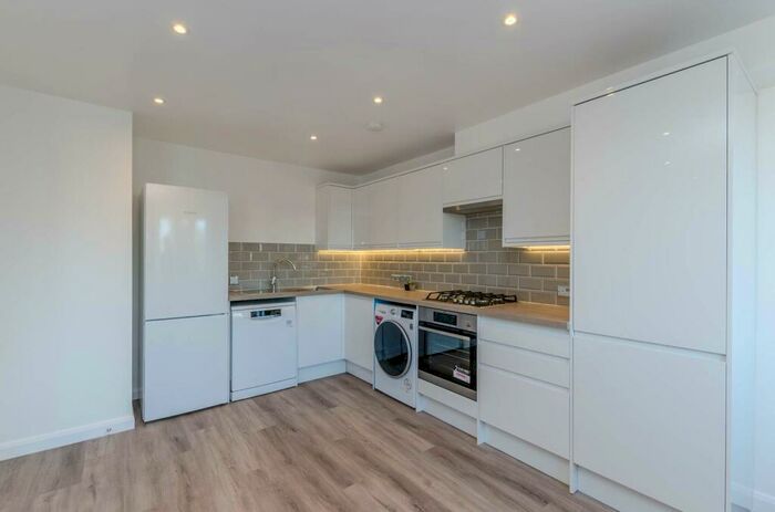2 Bedroom Flat To Rent In Queens Walk, Harrow, HA1