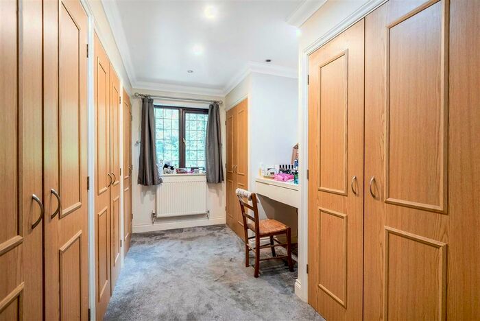 5 Bedroom Detached House For Sale In Brenchley Close, Chislehurst, BR7