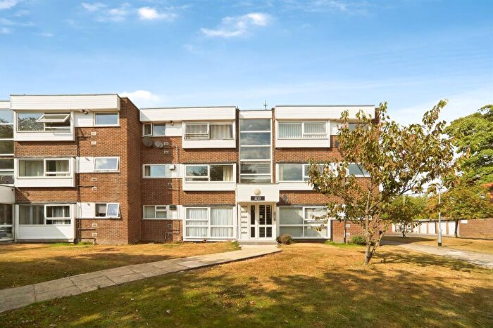 2 Bedroom Apartment For Sale In The Moorlands, Leeds, LS17