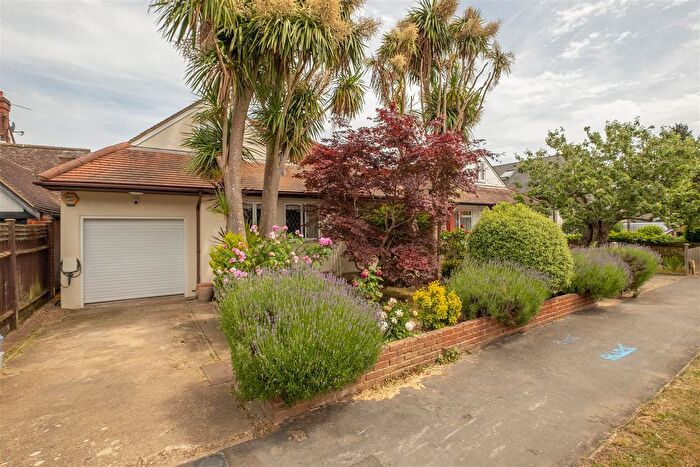 4 Bedroom Detached House For Sale In Riversdale Road, Thames Ditton, KT7