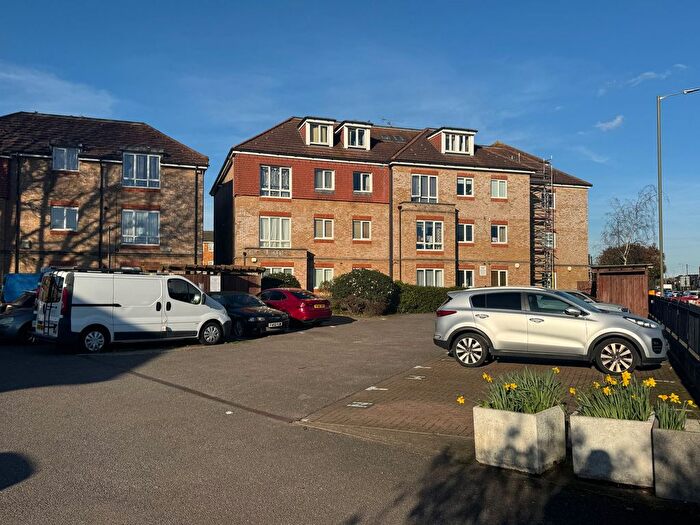 2 Bedroom Flat For Sale In Staines Road West, Ashford, TW15