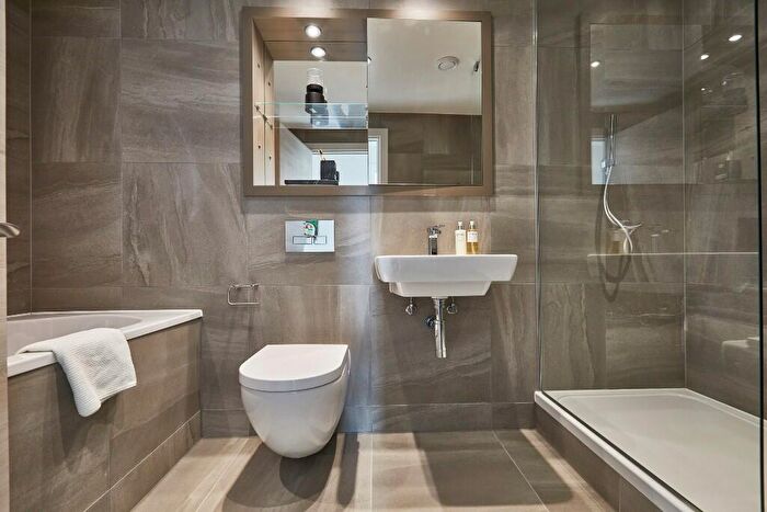 2 Bedroom Apartment To Rent In Rochdale Road, Manchester, Greater Manchester, M4