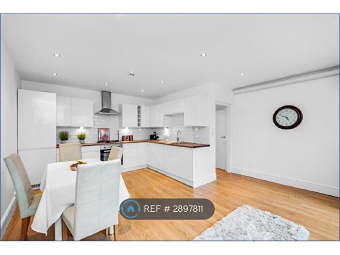 3 Bedroom Flat To Rent In Foxberry Road, London, SE4