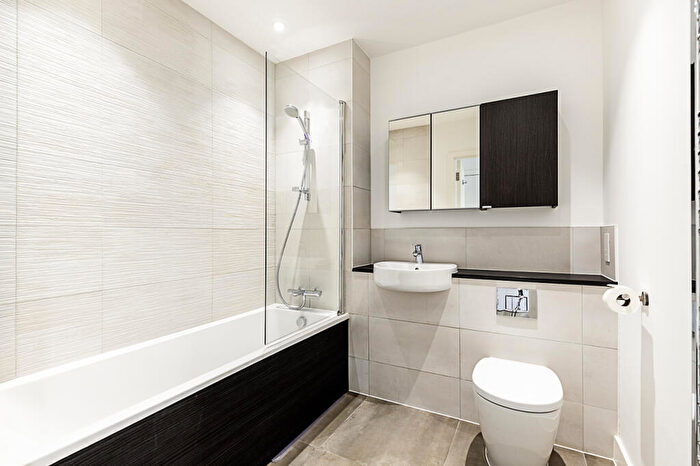 2 Bedroom Flat To Rent In Beck Square, London, E10