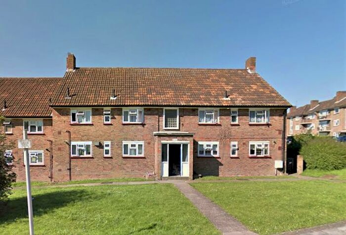 2 Bedroom Flat To Rent In Basing Way, London, N3