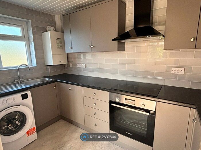 3 Bedroom Flat To Rent In St. Johns Drive, Walton-On-Thames, KT12