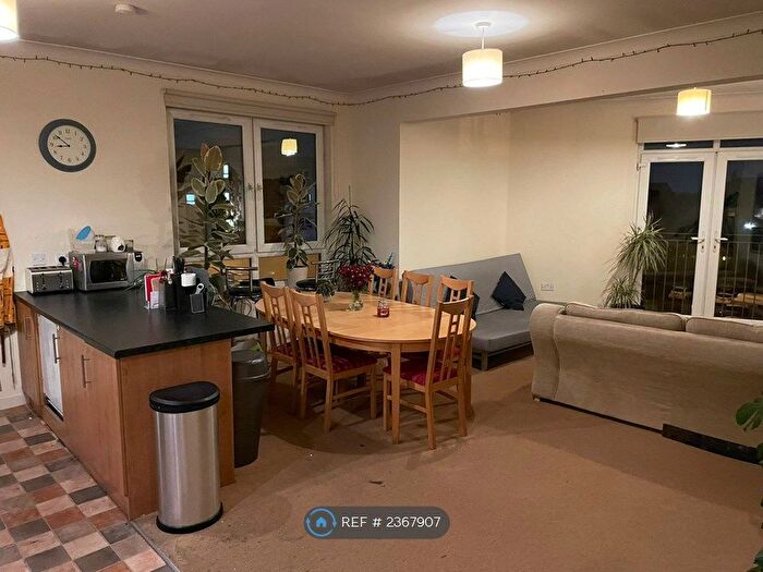 2 Bedroom Flat To Rent In Whitehill Court, Glasgow, G31