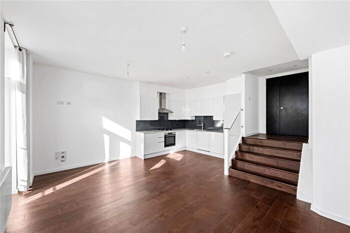 2 Bedroom Flat To Rent In Queens Drive, London, N4