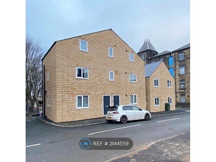 2 Bedroom Flat To Rent In Frances Street, Elland, HX5