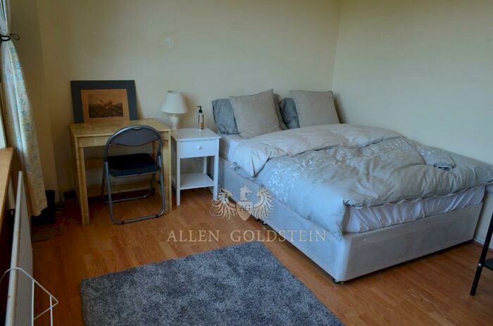 3 Bedroom Flat To Rent In College Place, NW1