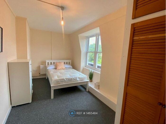 3 Bedroom Semi-Detached House To Rent In Fulham Court, London, SW6