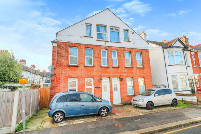 1 Bedroom Apartment To Rent In Fairfax Drive, Westcliff-on-sea, SS0
