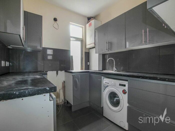 4 Bedroom Flat To Rent In Villiers Road, Southall, Middlesex, UB1