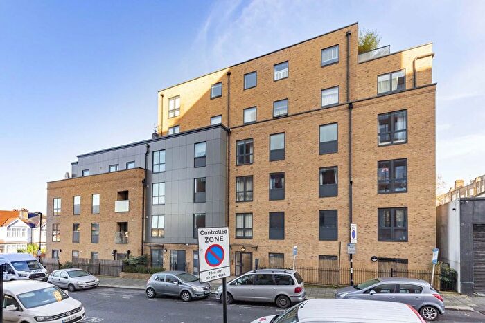 3 Bedroom Flat To Rent In Ardwell Road, Ardwell Road, SW2